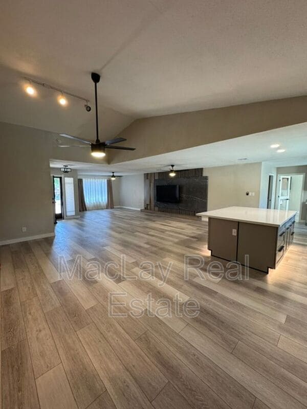4634 W Wagoner Rd