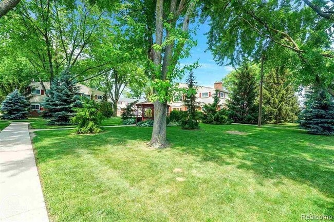 Photo - 721 W Maple Rd