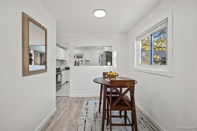 Photo - 5749 Detroit St