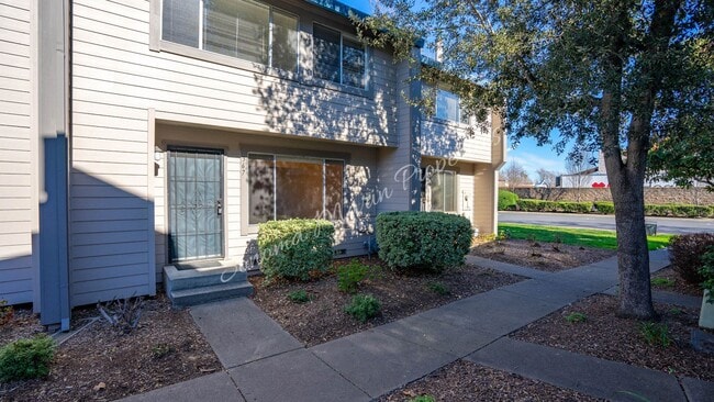 Building Photo - Lovely 3 Bedroom Townhouse ~ Water Included