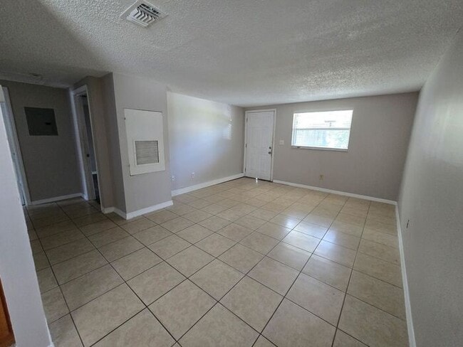 Photo - Affordable 2/1 Duplex Available Immediately!! Near I-4!