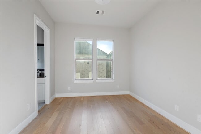 Photo - 1005 St Charles St