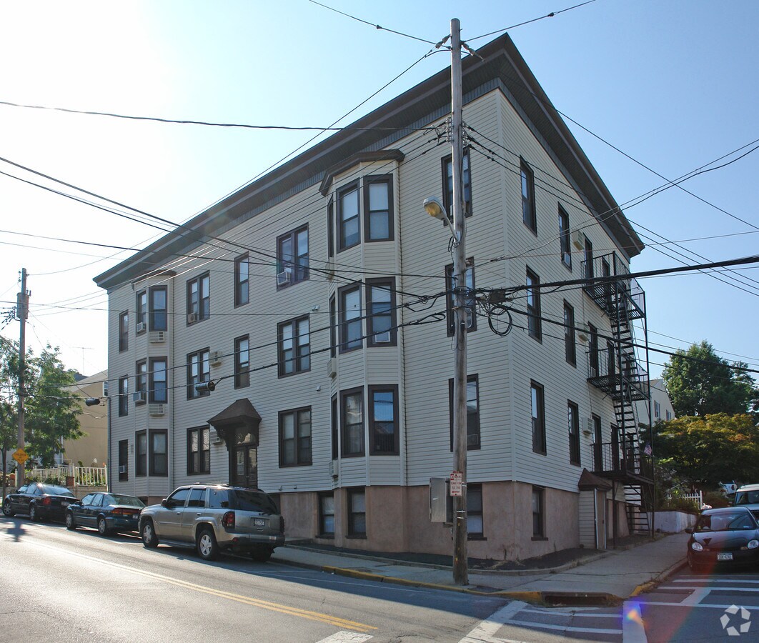 Photo - 28 Chestnut St Apartments