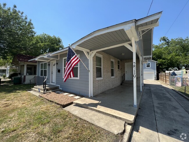 Building Photo - 2719 E Houston St Unit Main Rental