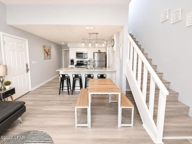 Building Photo - 4113 Holiday Dr Unit 201