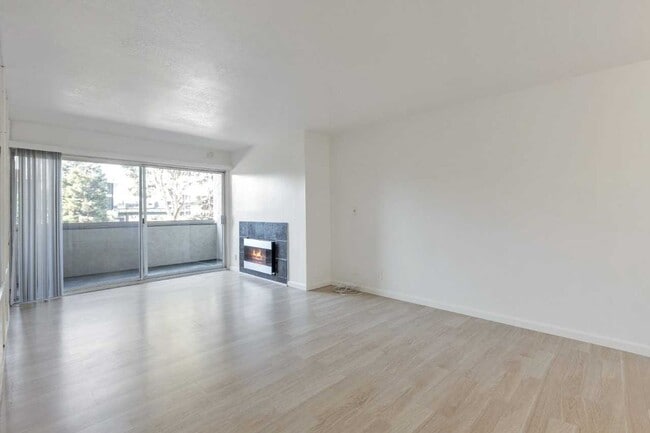 Photo - 955 Shorepoint Ct