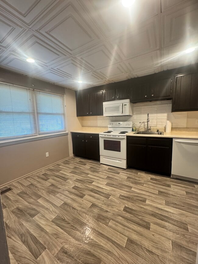 Photo - 570 Jamestown Ct