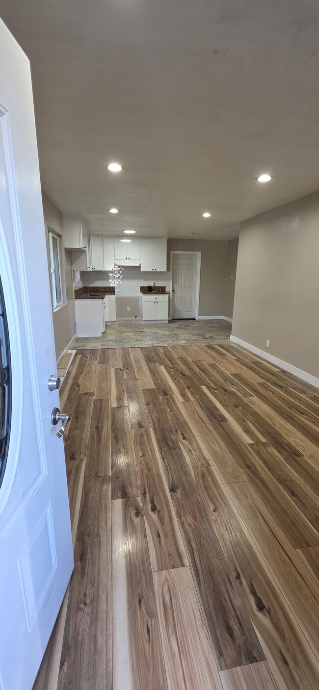 Building Photo - 956 E 55th St Unit 956