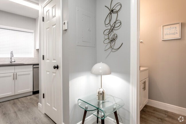 2BR, 1.5BA - 914SF