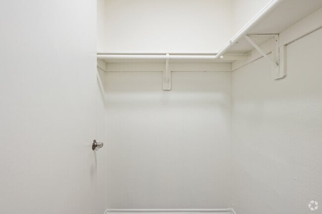 2BR, 2BA - 900SF - Walk In Closet