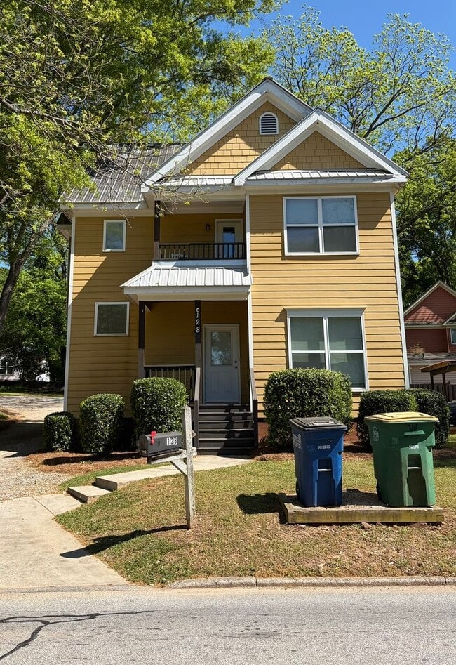 Building Photo - 4 Bedroom Downtown Beauty!