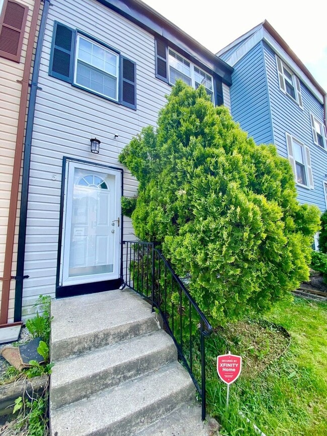 Building Photo - Charming 3 Bedroom/ 1.5 Bathroom Townhome ...
