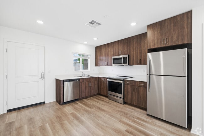 2BR, 1BA - 800SF - Kitchen - Maison's Heights
