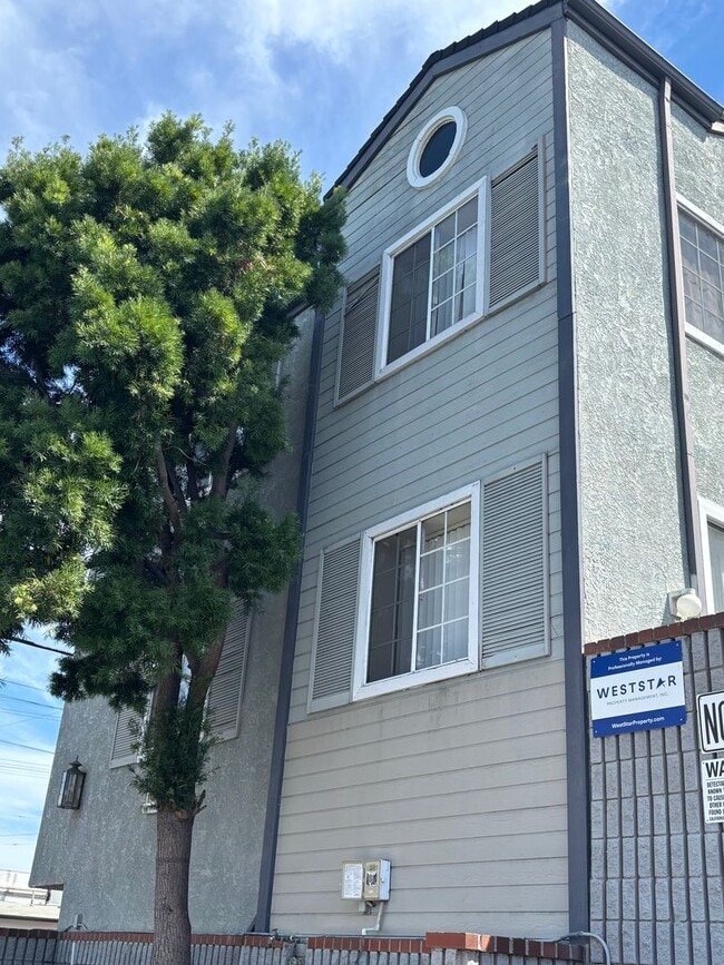 Building Photo - 2 Bedroom 1.5 Bath Townhome with Attached ... Unit 03