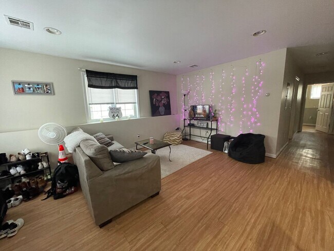 Photo - 644 Hudson St Unidad Apt 1