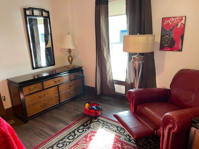 Bedroom - 504 Glover St