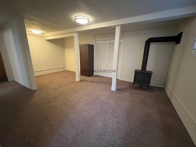 Building Photo - Available now - Downtown Eugene studio apartment Unit 510 1/2 E 12th ave Apt A