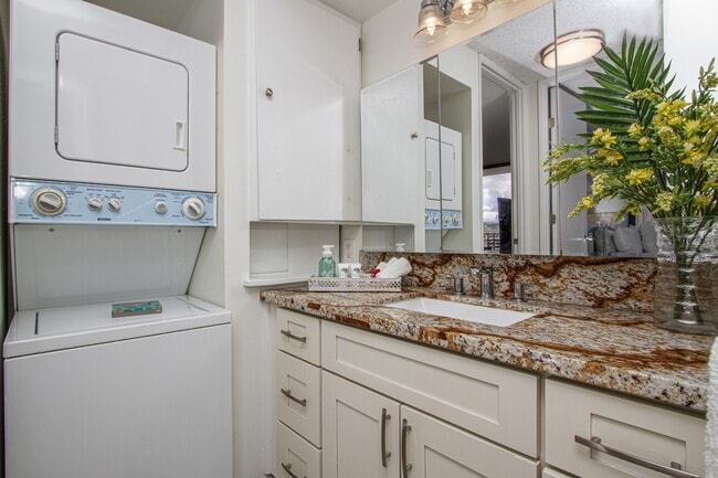 Photo - 411 Hobron Ln