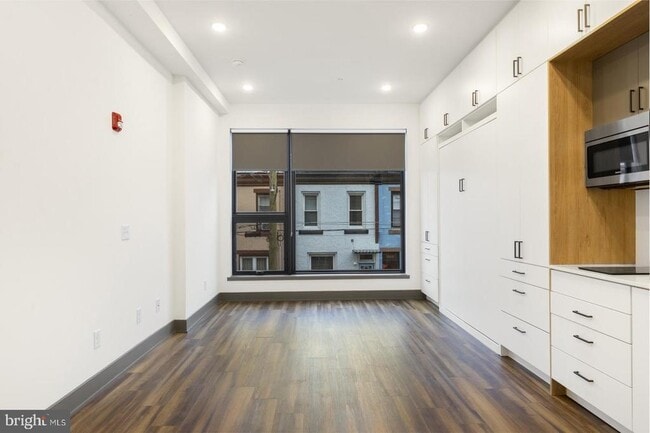 Building Photo - 1935 E Hazzard St Unit 201