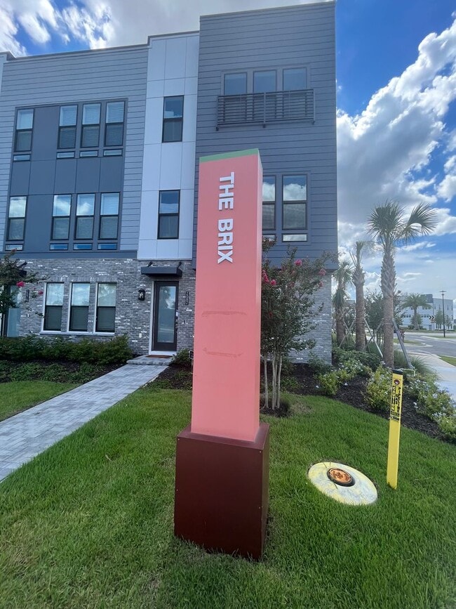 Building Photo - Luxury Town Home - $300 OFF YOUR RENT ON S...