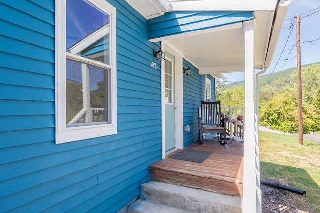 Building Photo - Charming updated 2 bedroom 1 bath home in ...