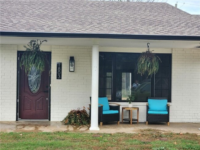 Photo - 1803 Crouch St