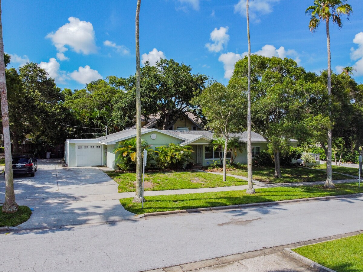 Photo - 303 Wildwood Way
