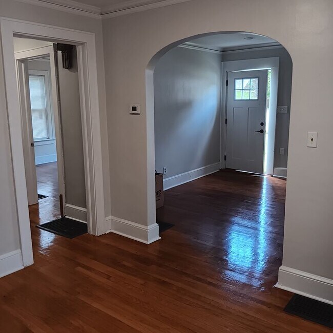 Photo - 246 Mathewson Pl SW