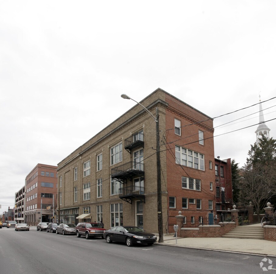 Photo - 1 E King St E