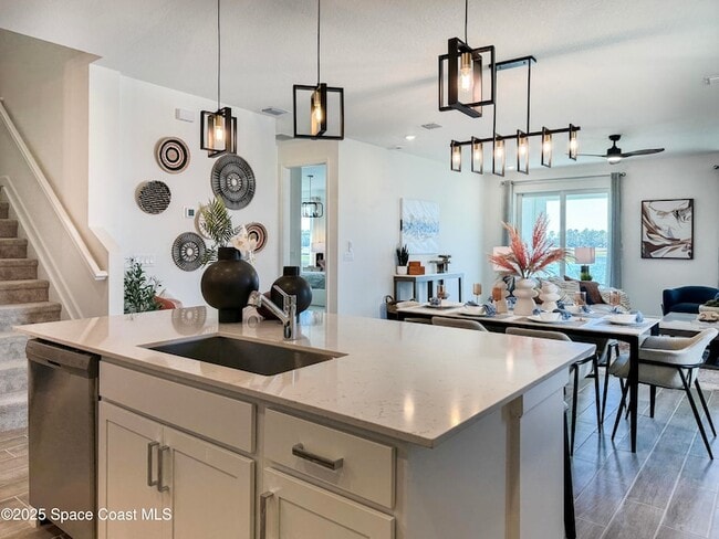 Photo - 1791 Marigold Trl NW