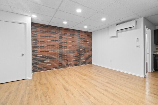 Photo - 2539 St Paul St