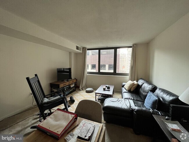 Building Photo - 1420 Locust St Unit 8J Rental