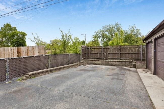 Photo - 255 E Burlington St