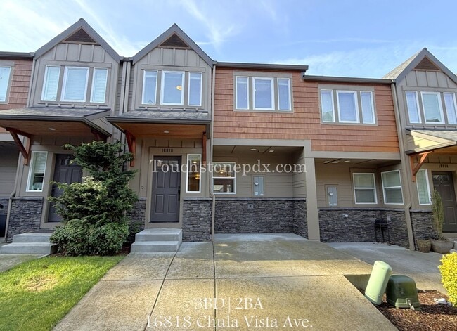 Building Photo - Charming 3 Bed, 2 Bath Townhome with Garage in Beautiful Sandy