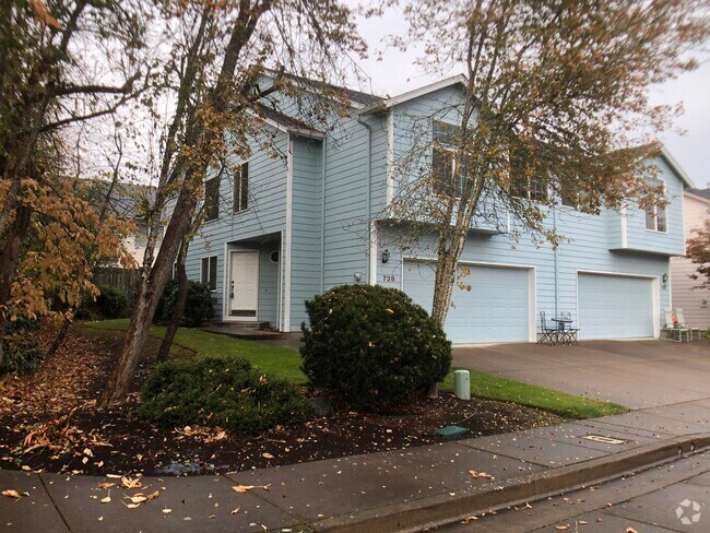 Building Photo - Townhome Near Samaritan Hospital