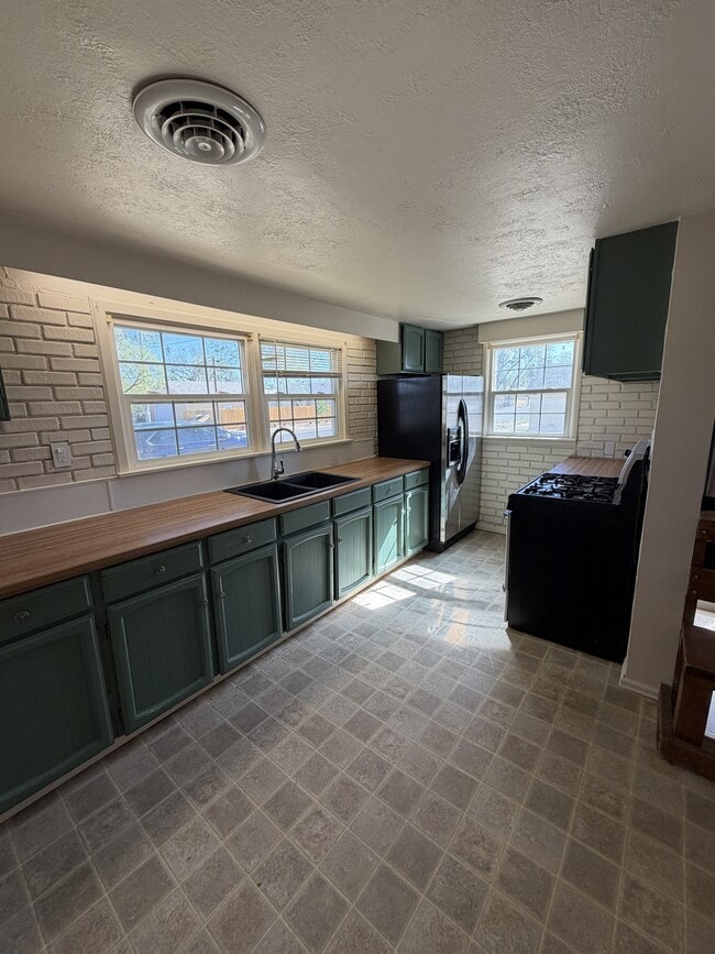 Photo - 212 E 8th Ave