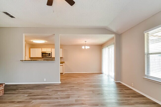 Photo - 1009 Springcreek Dr