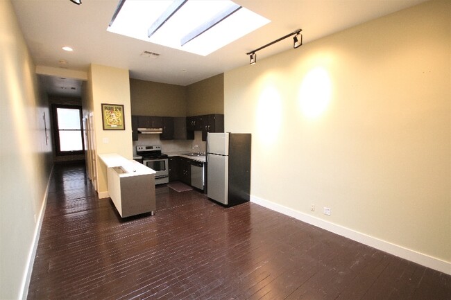 Building Photo - 319 S Flores St Rental