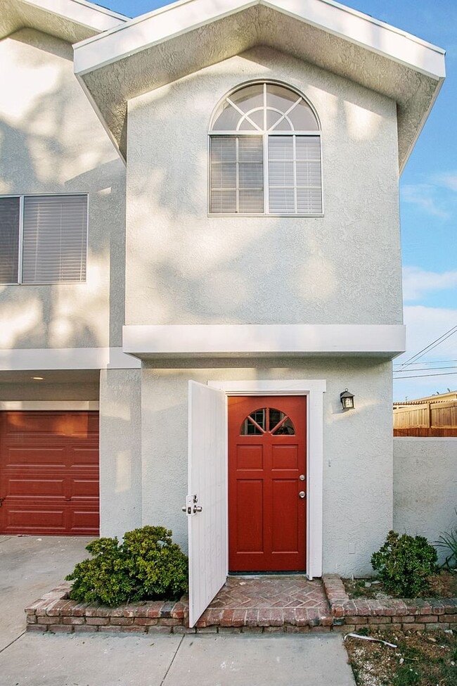 Building Photo - Linden Avenue Triplex Unit 5452 Linden Avenue A
