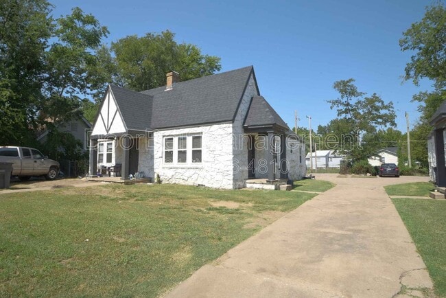 Building Photo - 613 E Xyler St