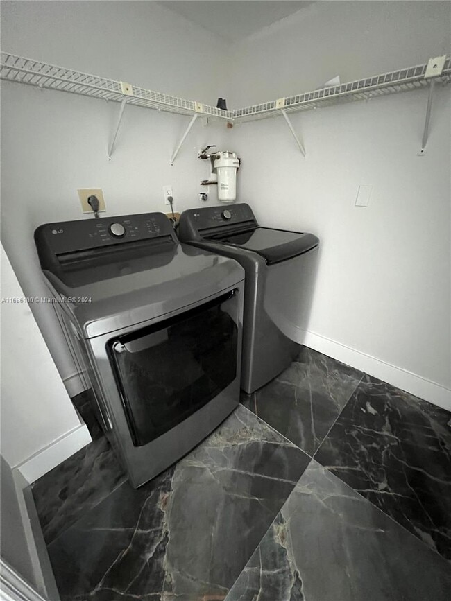 Building Photo - 18000 N Bay Rd Unit 204 Rental