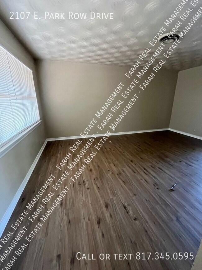 Photo - 2107 E Park Row Dr
