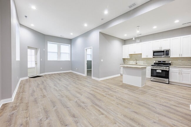 Building Photo - 2800 S Saint Louis Ave Unit 1F