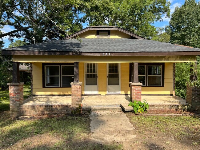 Front - 607 John D Shaw St