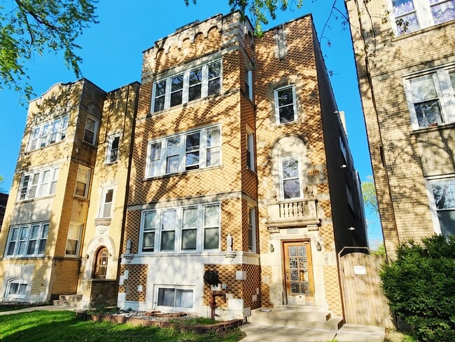 Building Photo - 5747 N Spaulding Ave Unit 3