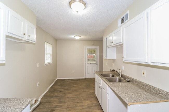 Photo - 3883 Winwood Dr