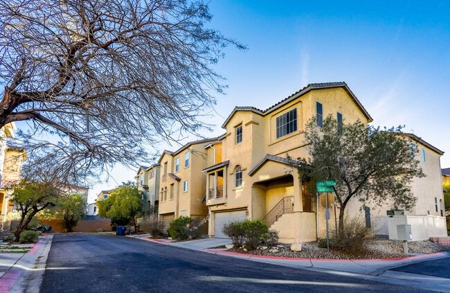 Photo - Beautiful 3 Bed Home With 3 Full Baths And Bed and Full Bath On 1st Floor