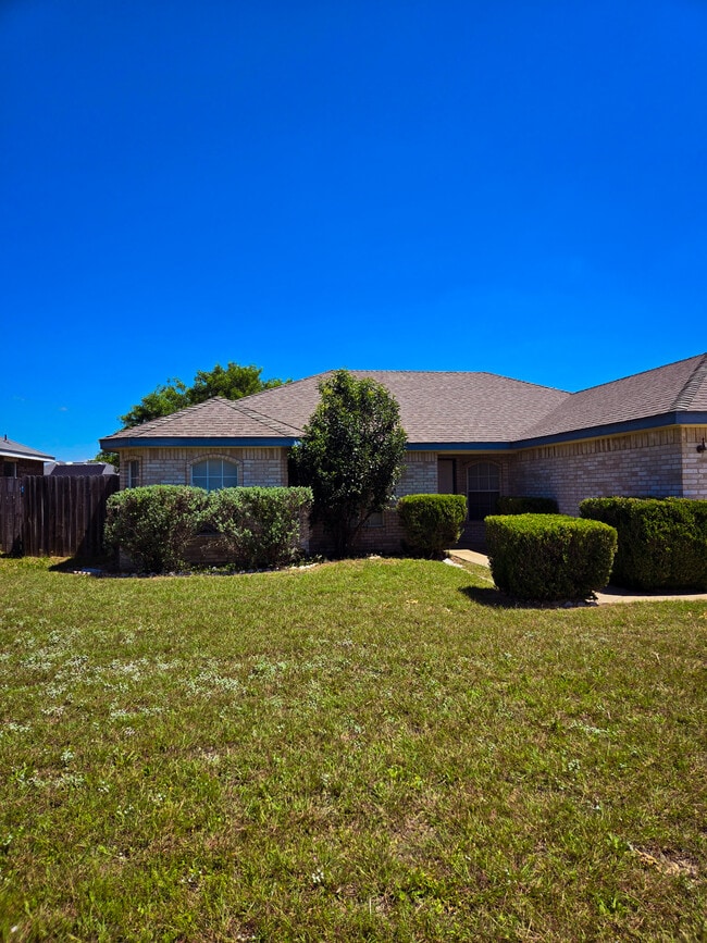 Building Photo - 2811 Maria Dr