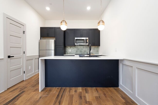 Building Photo - Spacious 2-Bedroom Apartment for Rent Unit 1st Floor Front/Basement