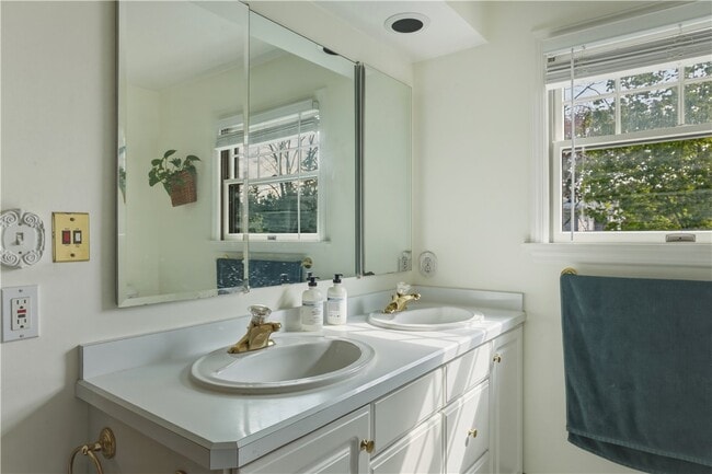 Photo - 98 Sunnyside Dr